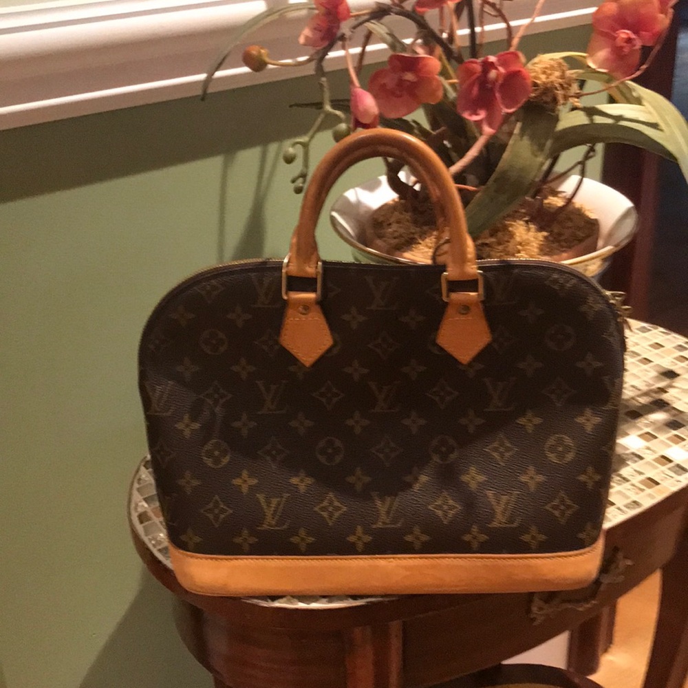 Gorgeous classy handbag authentic